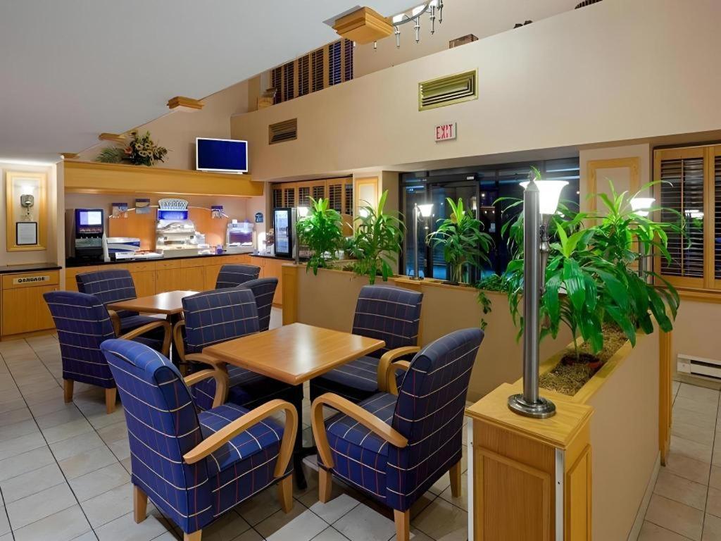 Holiday Inn Express Toronto East - Scarborough By Ihg Exterior foto